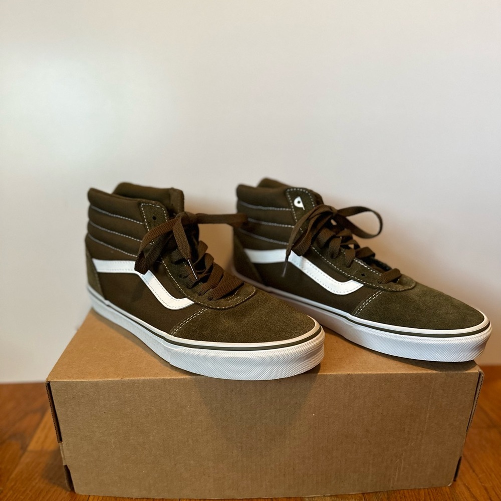 Green olive color hightop Vans men Size 8.5